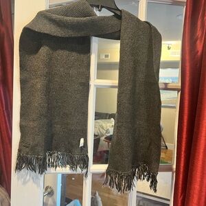 Elegant Gray Men's Scarf